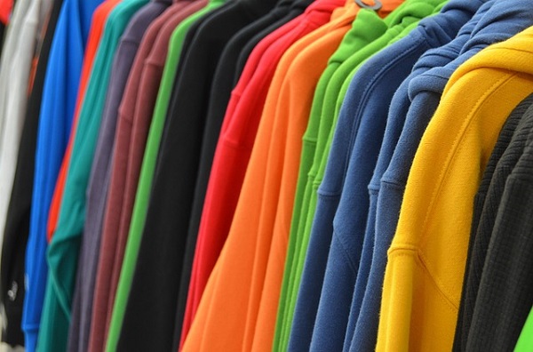 sweatshirts-in-different-colors-on-reck